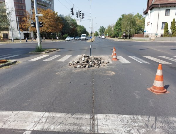A Ferenc körúton két sávot is lezártak hétfőig, a közműfedelek szintbe helyezéséig