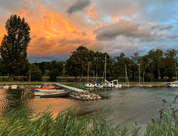 Szükség lesz az esernyőre, de a napszemüveget se hagyjuk otthon