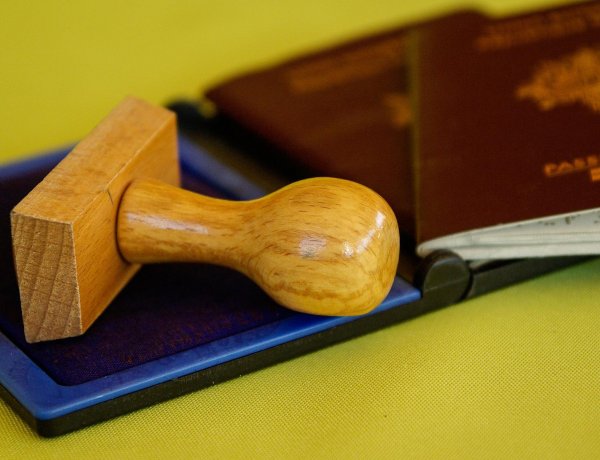 Trükkös tintával írt útlevél