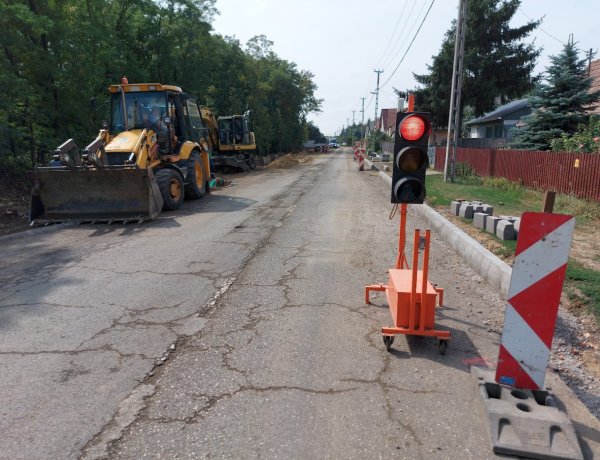 A szegélykövek lerakásával folytatódnak a Szélsőbokori út felújítási munkálatai 