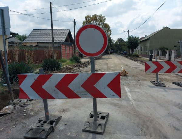 Lezárták az átmenő forgalom elől a Derkovits utcát a Dugonics és a Prága utca közötti szakaszon