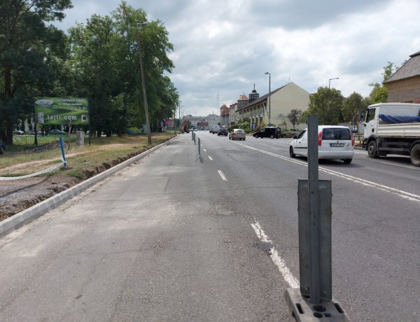 Szegélykőcsere és közműfedél szintbehelyezése zajlik a Hunyadi utcán a László utca és a Vay Ádám körút között 