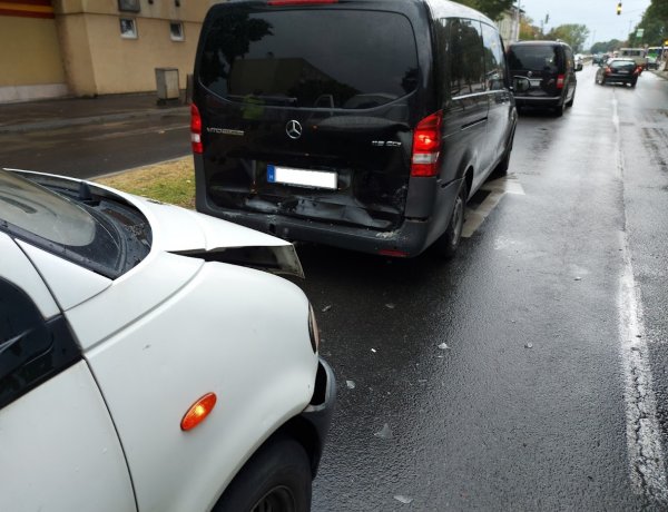 Hétfő délután a Petőfi utcán ráfutásos hármas karambol történt 
