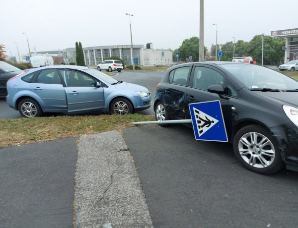 A Kosbor utcai körforgalomnál baleset történt