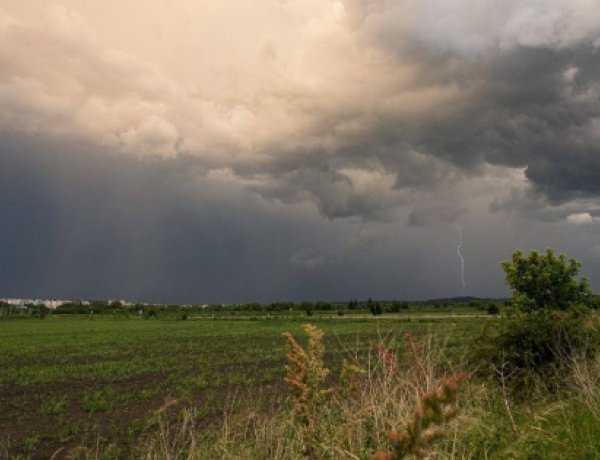 Kiadták a veszélyjelzést: felhőszakadással érkezhetnek intenzív zivatarok