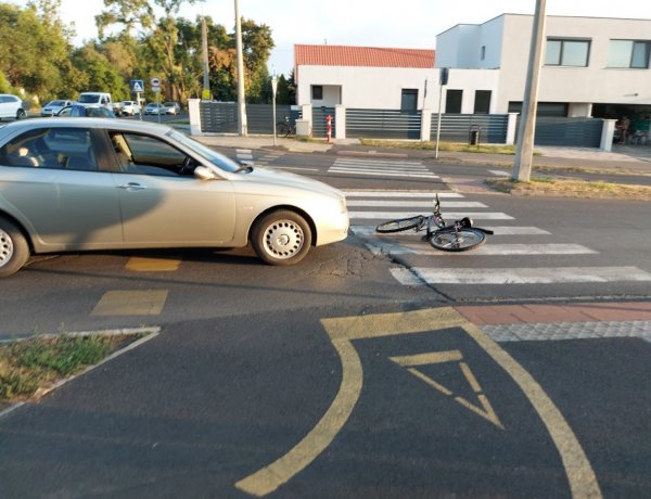 A Szegfű utcai körforgalomban egy kerékpáros ütközött egy személyautóval