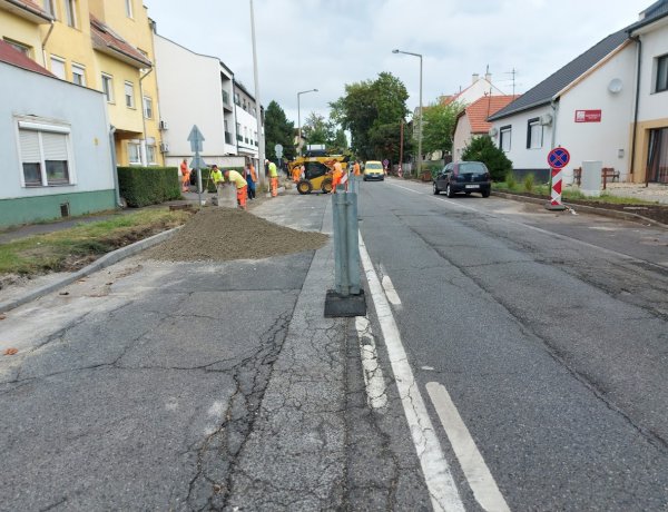 Megkezdődött a szegélykövek cseréje a Debreceni úton, a Kígyó utca és a Hatzel tér között 
