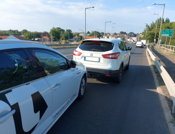 Baleset történt a Debreceni úton, a felek a hatóság segítségét kérték