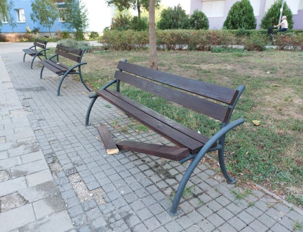 Ismeretlen tettesek rongáltak meg egy pihenőpadot és egy szemetesszelencét a Toldi utcán