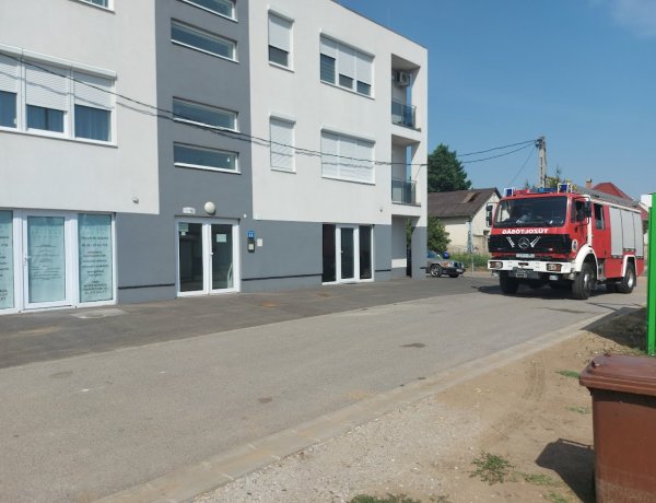 Villanyoszlopot döntött ki egy tolató teherautó a Debreceni úton