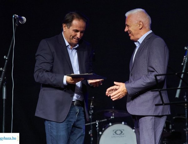 Bencs László emlékérmet kapott a Mandala Dalszínház