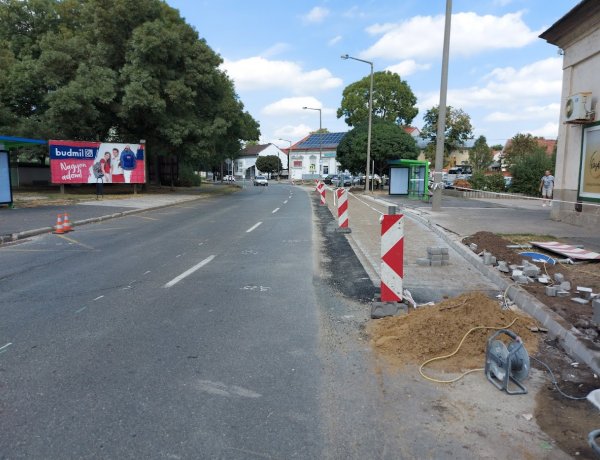 Megkezdődött a felújítás és a szegélykövek bontása a Hatzel téren a Debreceni útnál