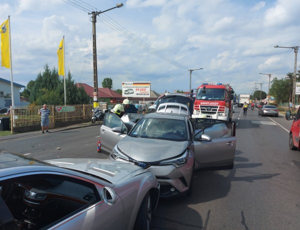 Hármas karambol történt a Debreceni úton