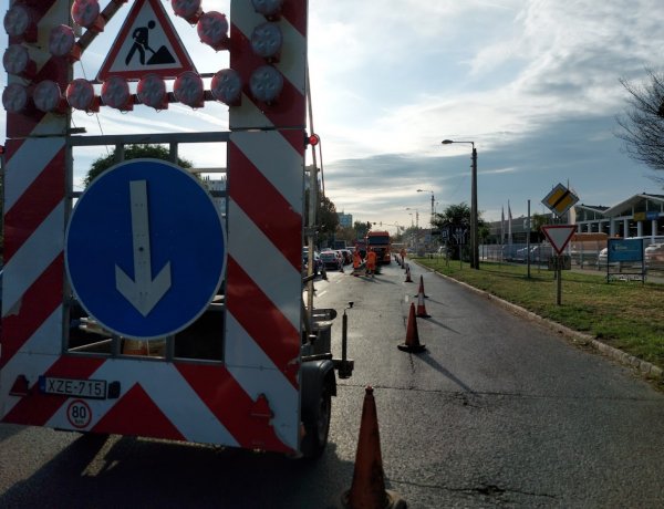 Elkezdték az útfelmarást a Rákóczi utcán, a kátyúzási és felújítási munkálatokat a Magyar Közút végzi