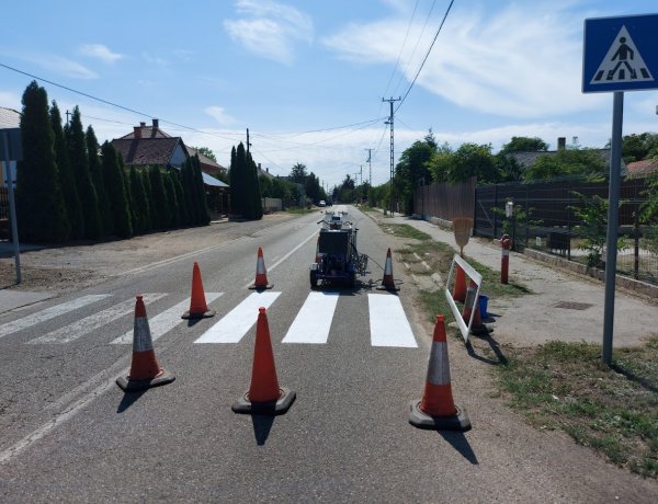 A Magyar Közút dolgozik a temető mellett Oroson