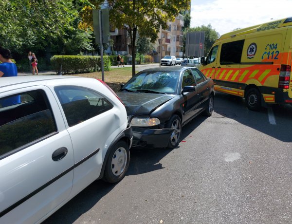 Négyes karambol történt a Sóstói út és Kossuth utca kereszteződésben