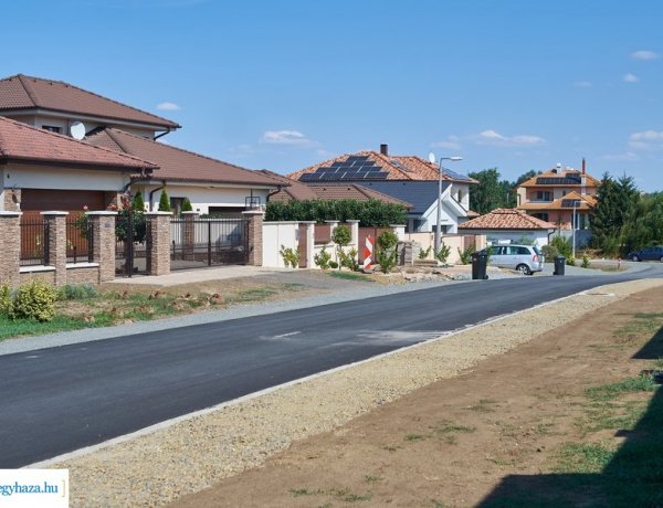 Folyamatosan dolgoznak az utakon – Városszerte 20 szakasz kap aszfaltburkolatot