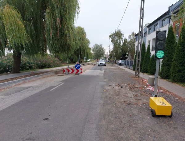 A Belső körúton jelzőlámpa irányítja a forgalmat, irányonként engedi az autósokat