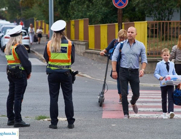Elkezdődött a tanév – Csütörtök reggel rendőrök és polgárőrök segítették a közlekedést