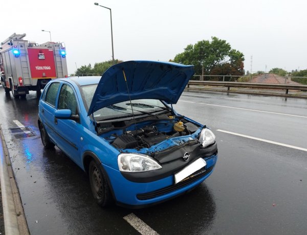 A Debreceni úti felüljárón karambolozott két autó pénteken délután