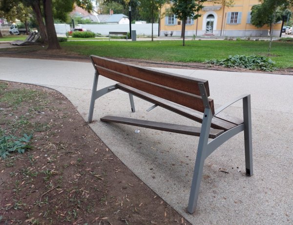 A Bessenyei téren egy közterületi pihenőpadot rongáltak meg ismeretlenek