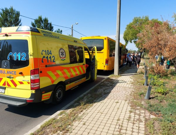 A Rákóczi utcán, egy autóbuszon egy utas elesett, és fejsérülést szenvedett