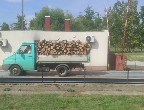 Túlsúlyos járműszerelvényt szűrtek ki a forgalomból a Szabolcs megyei rendőrök