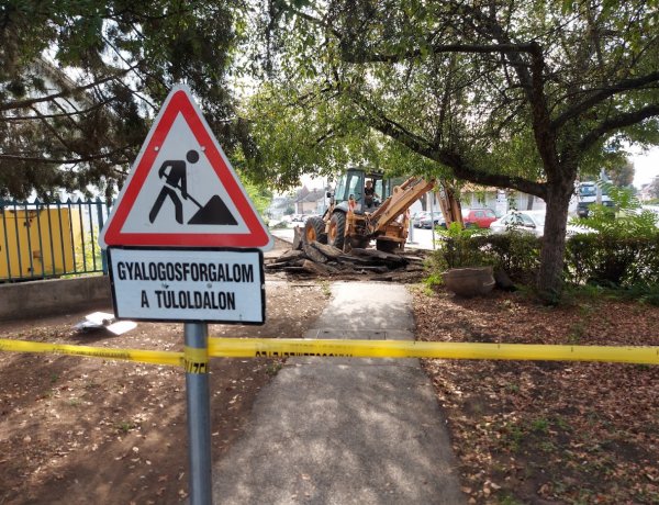 Lezárták a gyalogosforgalmat a Czuczor Gergely utca egy részén