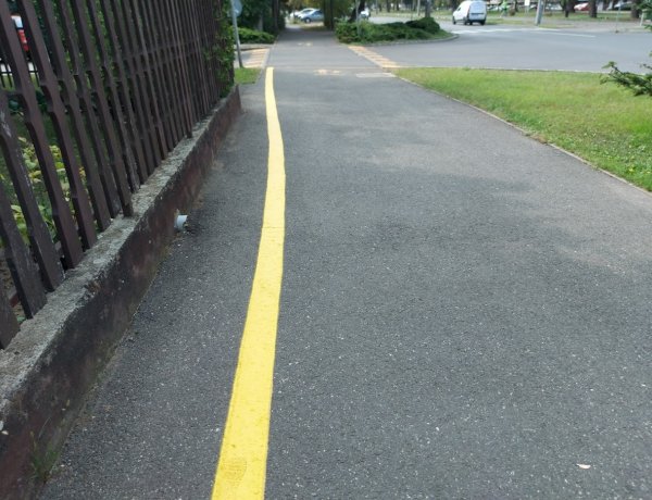 Burkolati jeleket festenek a Korányi Frigyes utcán