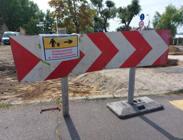 Elkezdődött a járdaépítés a Család utcán