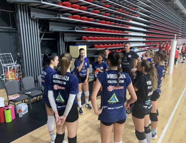 Edzőmeccset játszottak a röplabdások 