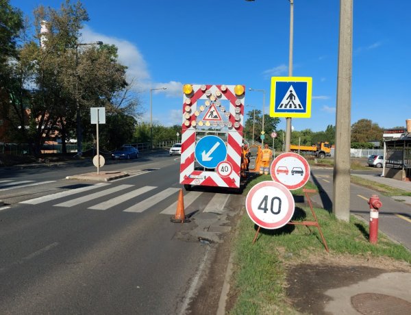 A Tiszavasvári úti felüljárónál kátyúzási munkálatokat végez a Magyar Közút