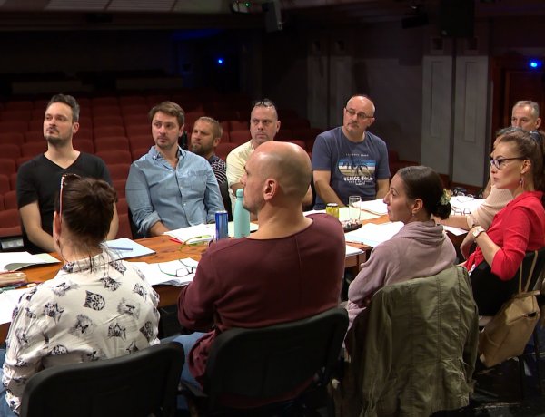 Ma este megbukunk – A bohózat olvasópróbája volt a színházban