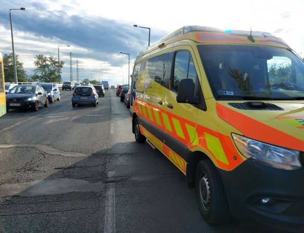 Fékezésre kényszerített egy kiforduló autó egy egyenesen haladó járművet a Tiszavasvári úti felüljárónál