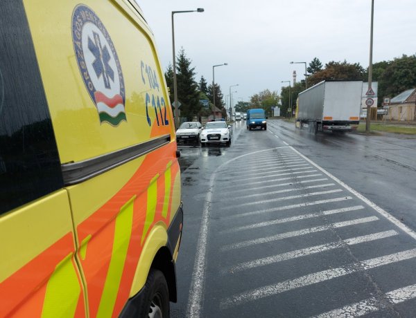 Eddig tisztázatlan okokból felborult egy motoros a vizes burkolaton, a Tiszavasvári úton