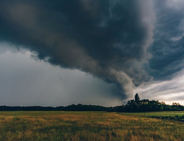 Érkeznek a heves zivatarok – a túlnyúló csúcs áttörte a sztratoszférát!