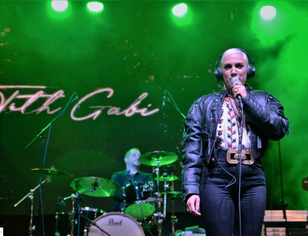 Az ítéletidő ellenére is kitartottak Tóth Gabi rajongói