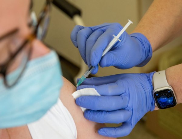 Elsőként az egészségügyi dolgozók emlékeztető oltására kezdik felhasználni az új típusú Pfizer vakcinát