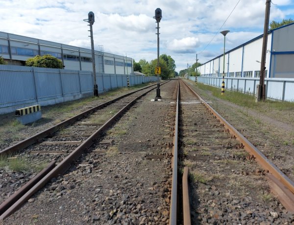 A Bogyó utcai vasúti átjárónál letörték a sorompót