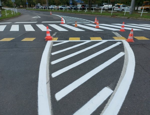 Útburkolati jeleket festettek kedden a Korányi Frigyes utcán