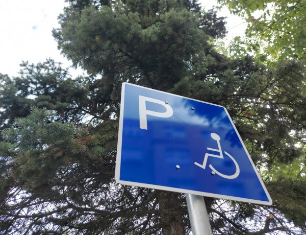 A Korányi Frigyes utcában újabb mozgáskorlátozott parkolóhelyet alakítottak ki