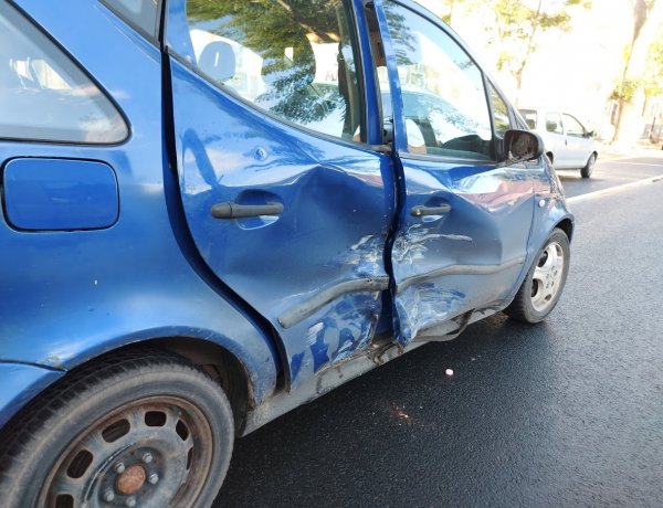 Szerda délután a Szent István utcán két személyautó ütközött