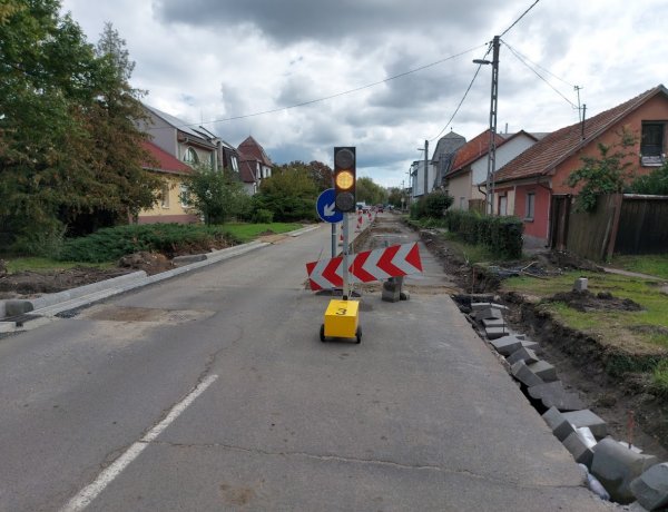 A Belső kórúton a Hunyadi utcánál jelzőlámpa irányítja a forgalmat az útfelújítási munkálatok idejére
