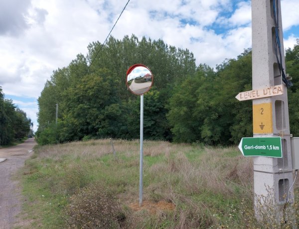 Parabolatükröt helyeztek el az Alkotás utca és Acél utca sarkánál