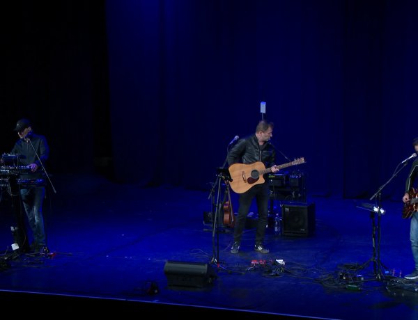 Mai versek mai zenével – Koncertet adott az Eleven Költők Társasága a Váci Mihály Kulturális Központban