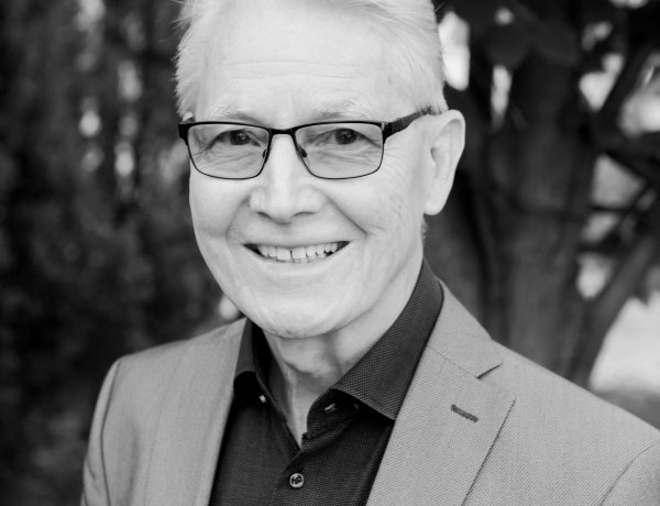 Nosztalgiaest lesz a Koronában