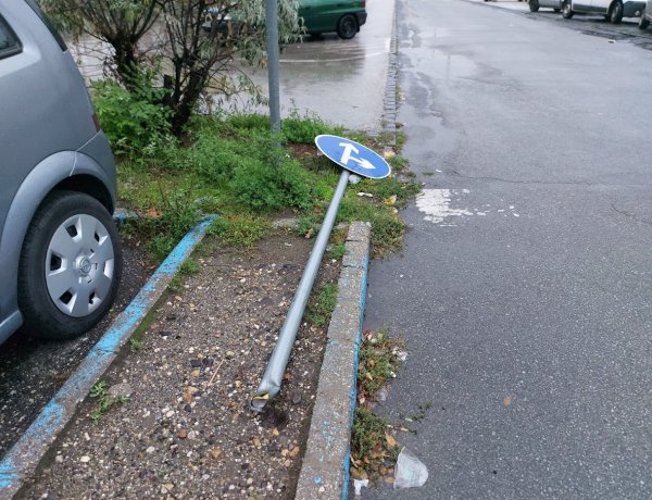 Kitört egy KRESZ-táblát egy ismeretlen jármű a Búza tér mellett