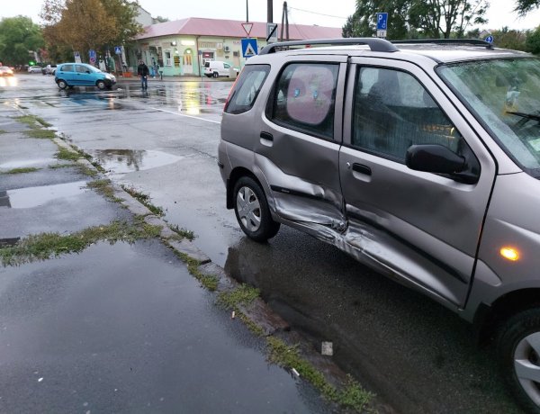 Nagy erővel ütközött össze egy kanyarodó és egy egyenesen haladó jármű a Búza térnél
