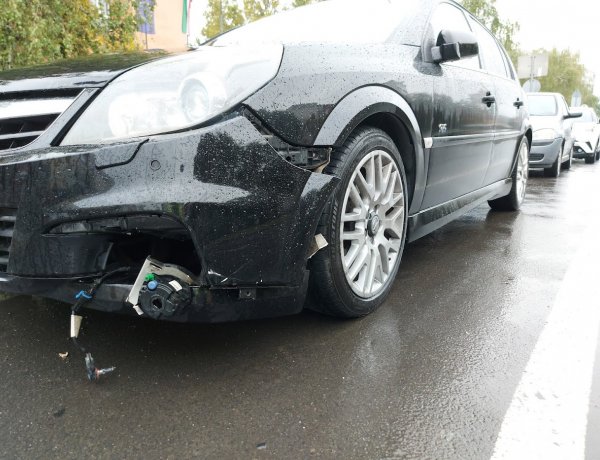 Álló autót tört össze egy másik jármű kerékpárszállítója a körúton