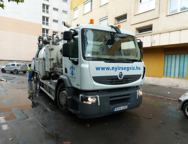 Szennyvízcsatorna átmosását végzi a Nyírségvíz a Jósavárosban